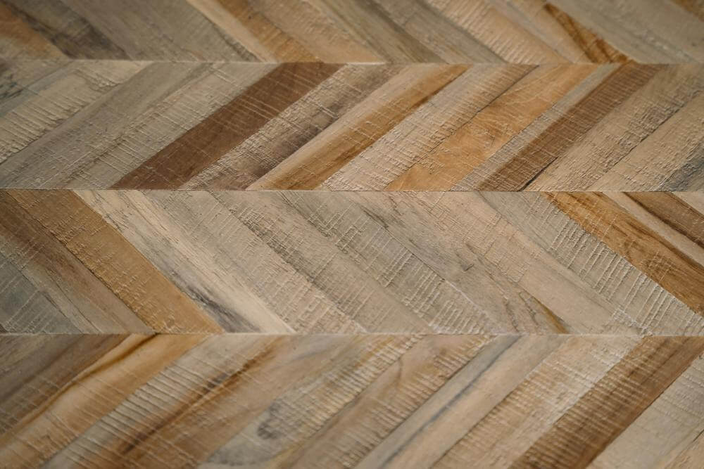 Detail van de visgraatpatroon teakhouten De Visgraat Console in naturel met zwart ijzer, ideaal voor eettafels binnen en buiten.