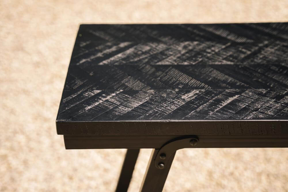De Visgraat Hoge Tafel in zwart teakhout en ijzer, elegante vouwbare eetkameroplossing voor binnen en buiten, 140cm.