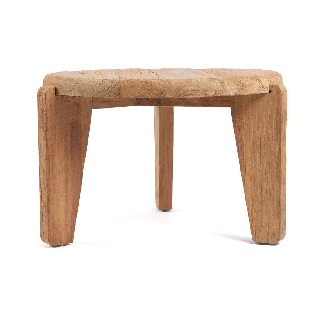 De Wabi Sabi salontafel van teruggewonnen teakhout, driepotig design, natuurlijke kleur, perfect voor elk interieur.