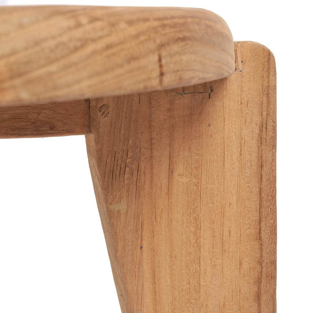 Close-up van de poten van de Wabi Sabi salontafel, gemaakt van hergebruikt teakhout, met een natuurlijke afwerking.