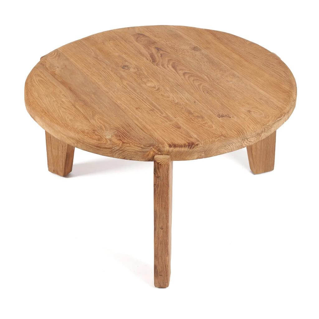 Alt Tag: Rustieke driepootsalontafel van teakhout, milieuvriendelijke Wabi Sabi stijl in natuurlijke kleur, 80 cm breed.