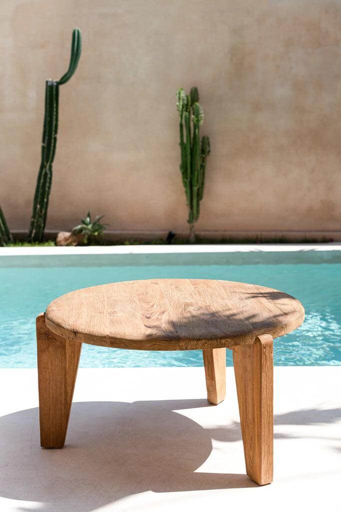 Rustieke teakhouten salontafel, perfect voor elk interieur. Driepotig design, milieuvriendelijk en verkrijgbaar in verschillende maten.