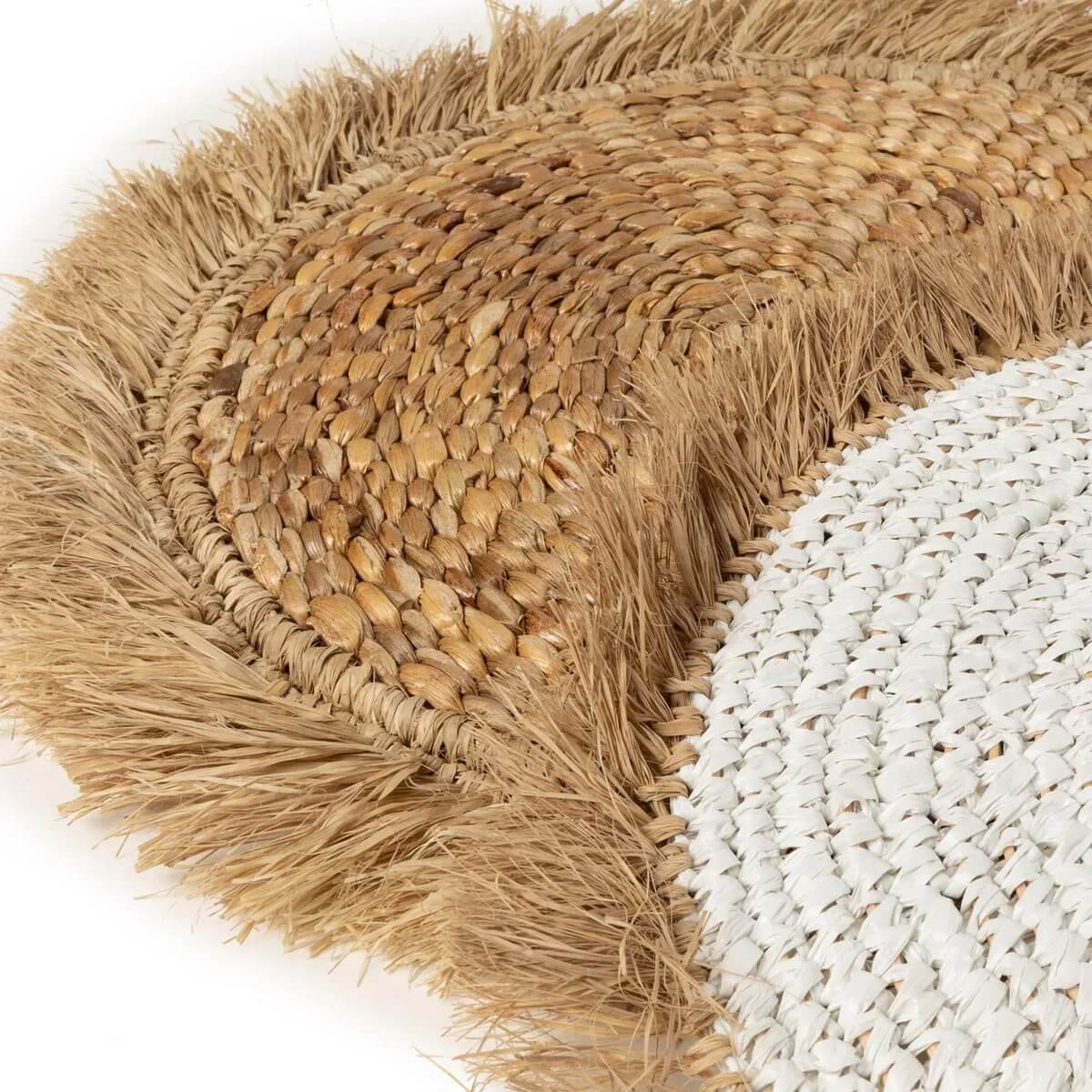 Bohemian style raffia and water hyacinth placemats with natural tones, perfect for boho or coastal decor. Handmade elegance by Bazar Bizar.