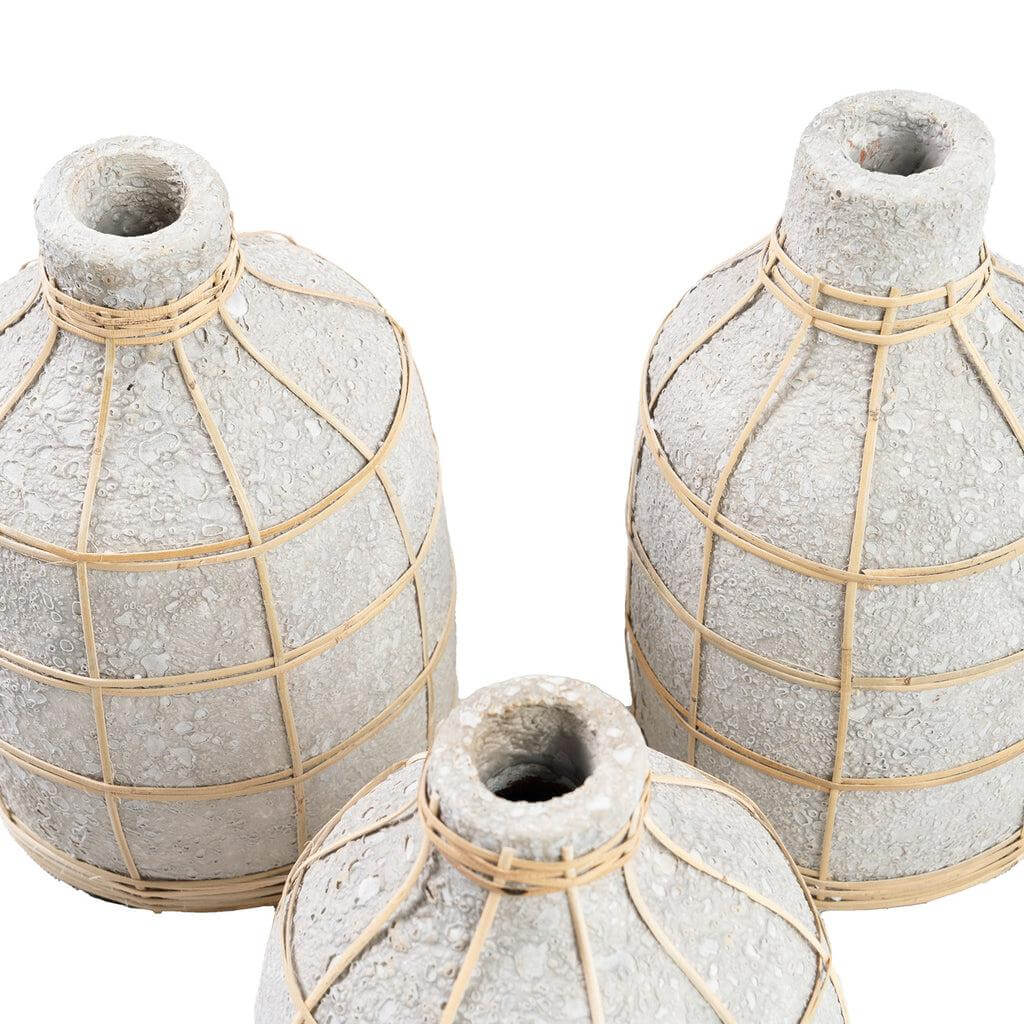 Drie De Whoopy Vazen in betongrijs met rotan details, perfect voor decoratie met droogbloemen, geeft kustgevoel.