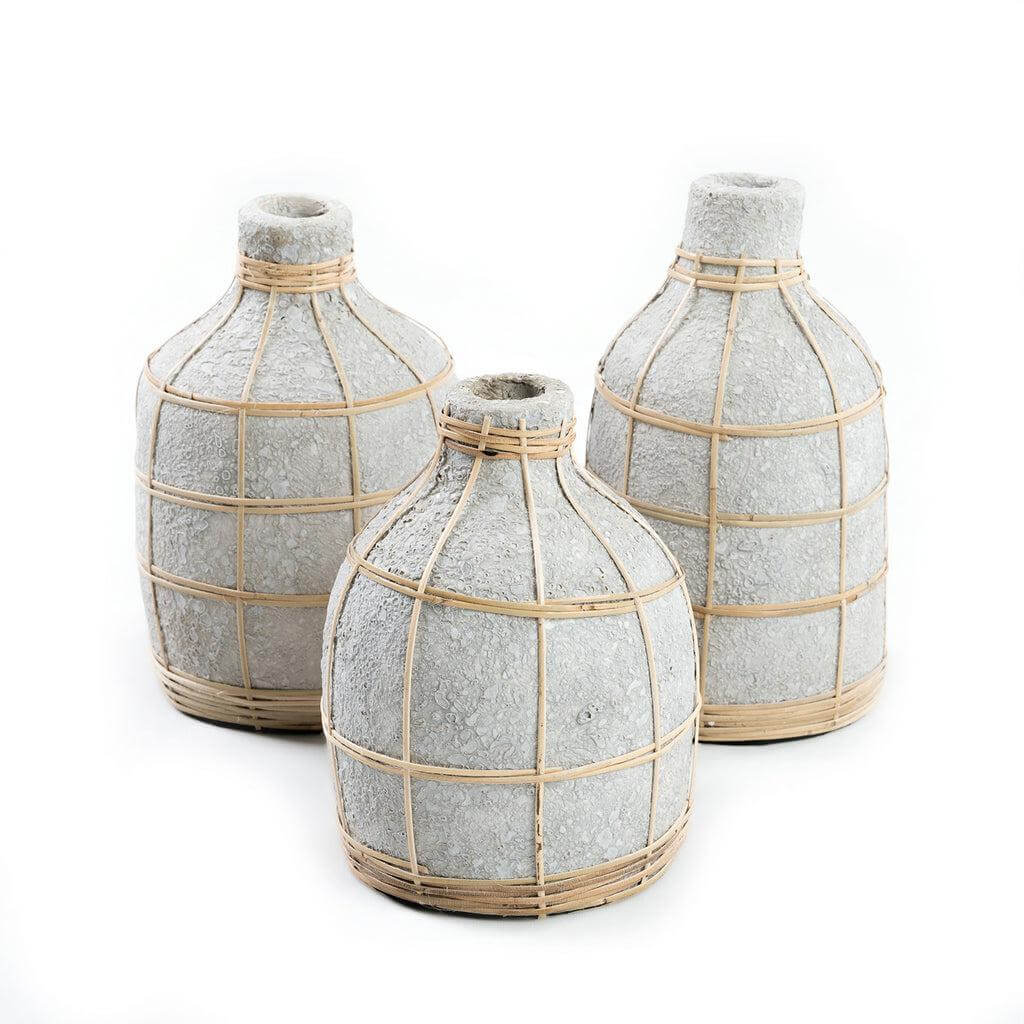 Drie De Whoopy vazen in betongrijs met rotan detail voor droogbloemen, ideaal voor een kustgevoel in je interieur.