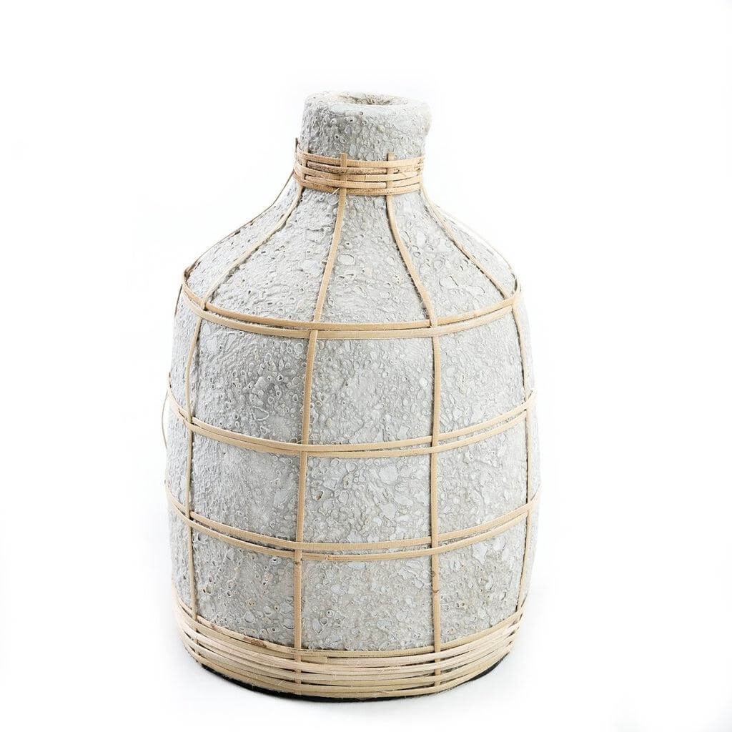 De Whoopy Vaas - Betongrijs met rotan detail, ideaal voor droogbloemen, voegt een kustgevoel toe aan elk interieur. Hoogte 23 cm.