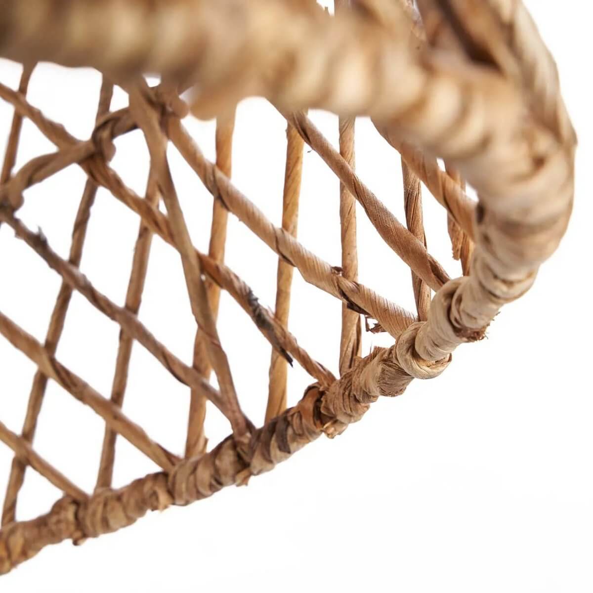 Close-up of De Xiomara hanger's woven banana leaf texture, showcasing its bohemian charm and natural beauty for home decor.