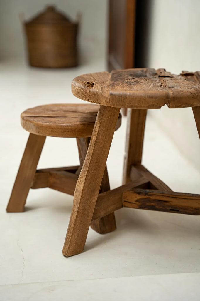 De Yatai krukken van gerecycled teakhout in natuurlijke kleur, perfecte aanvulling voor elke kamer, verkrijgbaar in drie maten.