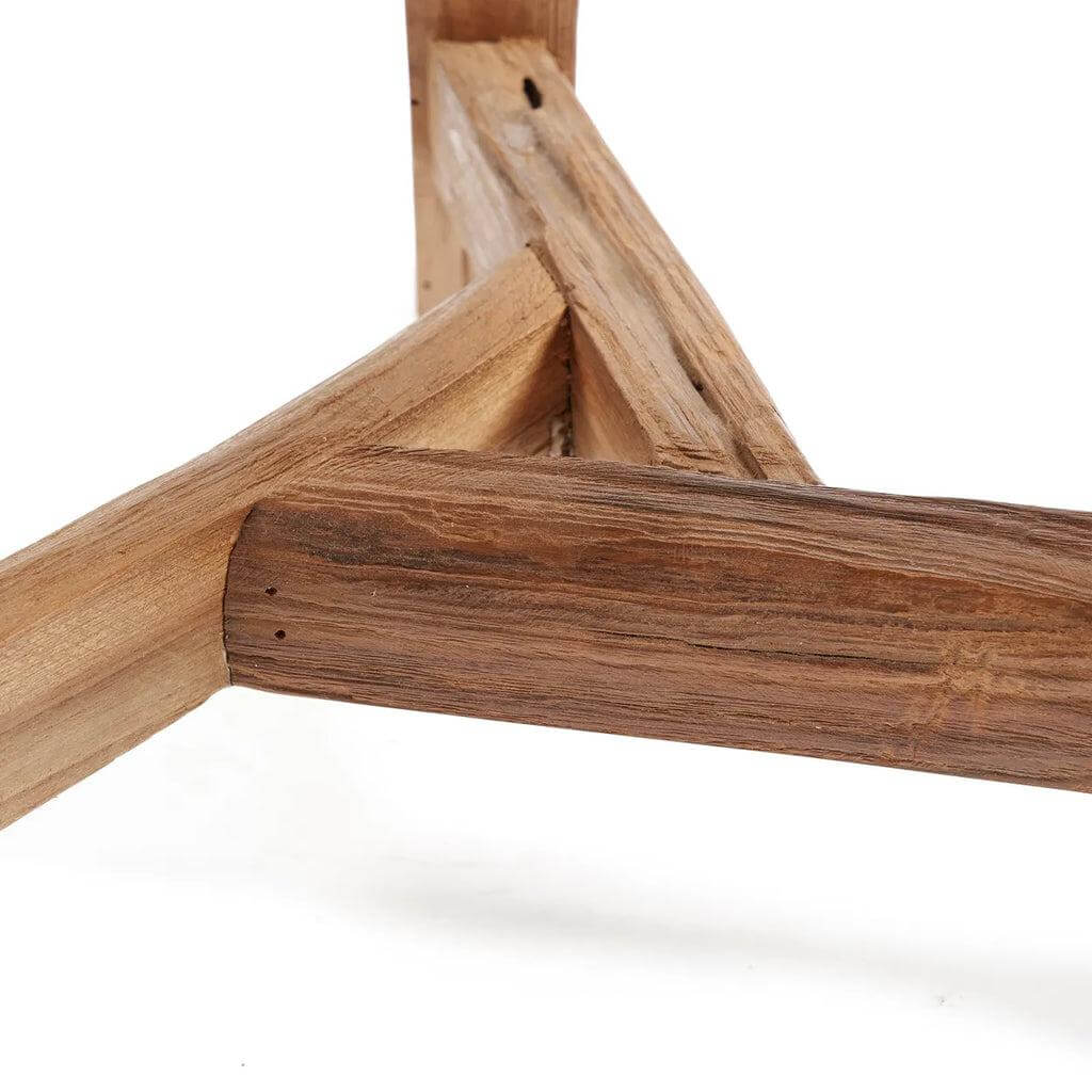 Detail van Yatai kruk gemaakt van geüpcycled teakhout, voor een rustieke en natuurlijke uitstraling in je interieur.