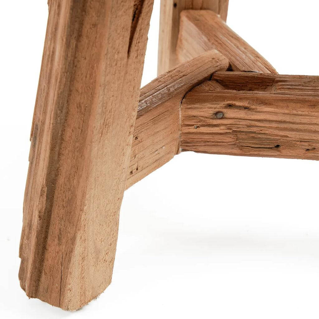 Detail van de Yatai kruk met een rustieke houtafwerking, gemaakt van geüpcycled teakhout voor een natuurlijke en unieke toevoeging.