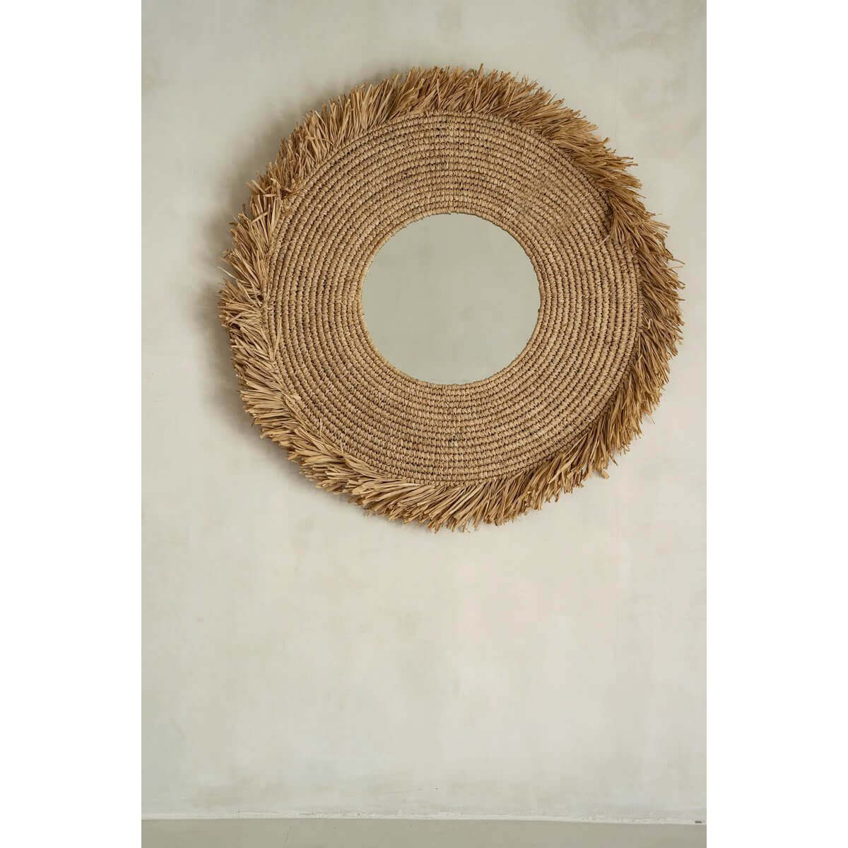 De Yema spiegel met geweven raffia en franjes, perfecte aanvulling voor elke badkamer of halingang, tijdloos design in naturel tinten.