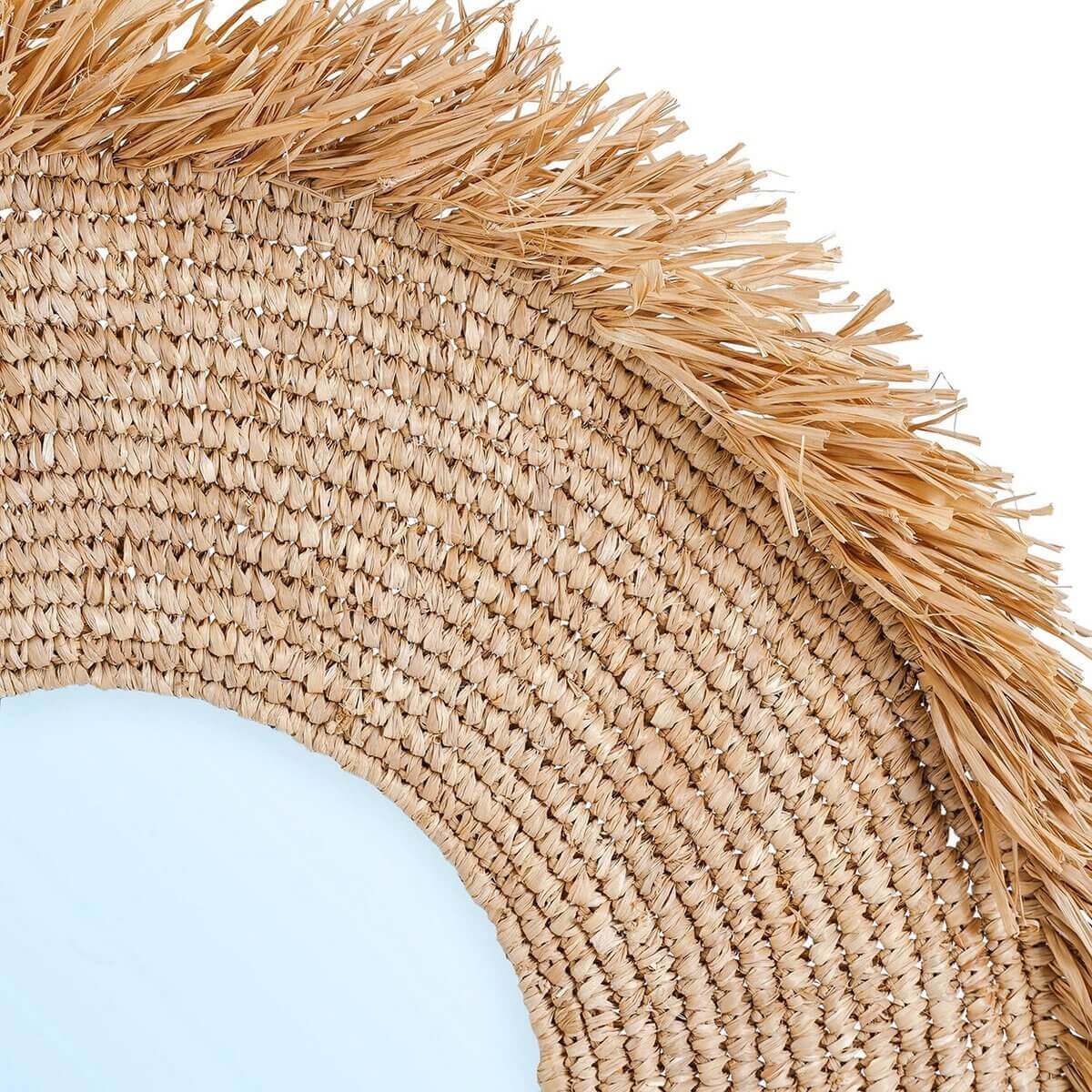 Detail van de De Yema Spiegel met geweven raffia en franjeranden voor een stijlvolle, natuurlijke uitstraling.
