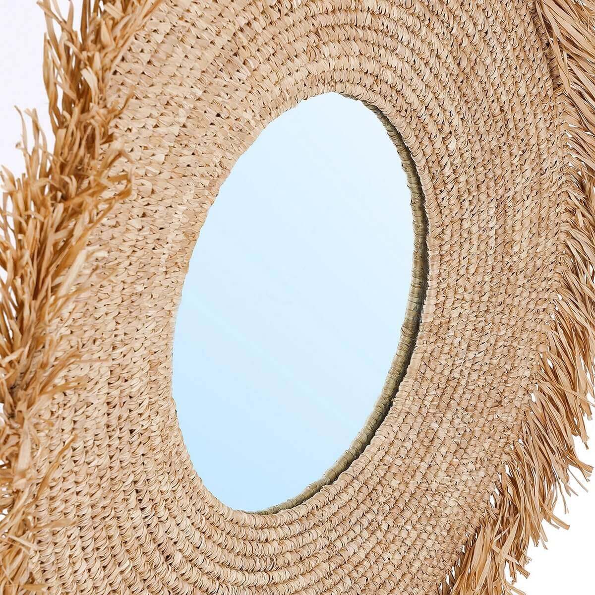 Natuurlijke Yema spiegel met geweven raffia en franjeranden, perfect voor stijlvolle badkamer of gang. Tijdloos en elegant design.