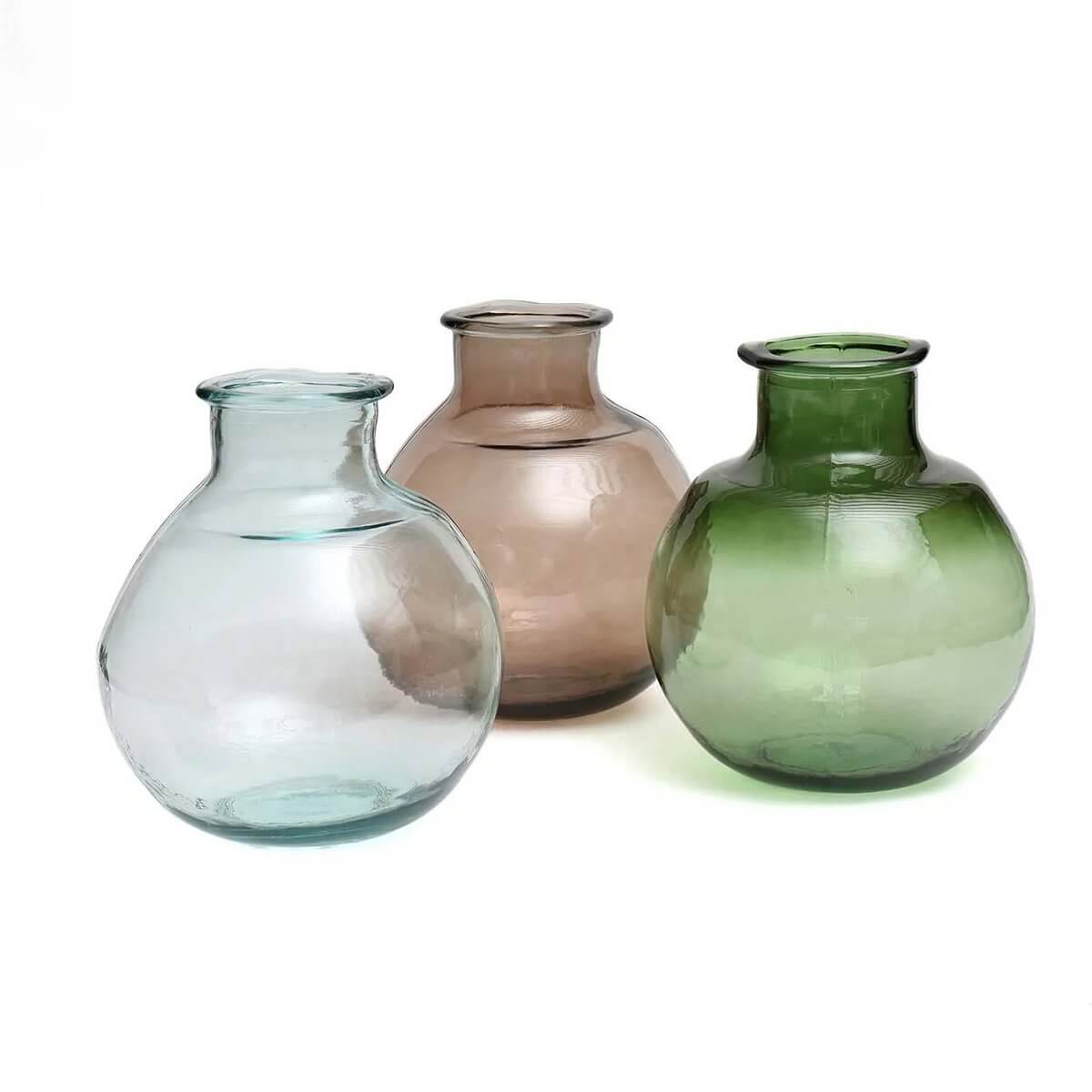 Set van drie organisch gevormde vazen, gerecycled glas, in blauw, taupe en groen. Bohemian stijl, perfecte decoratie voor elke kamer.