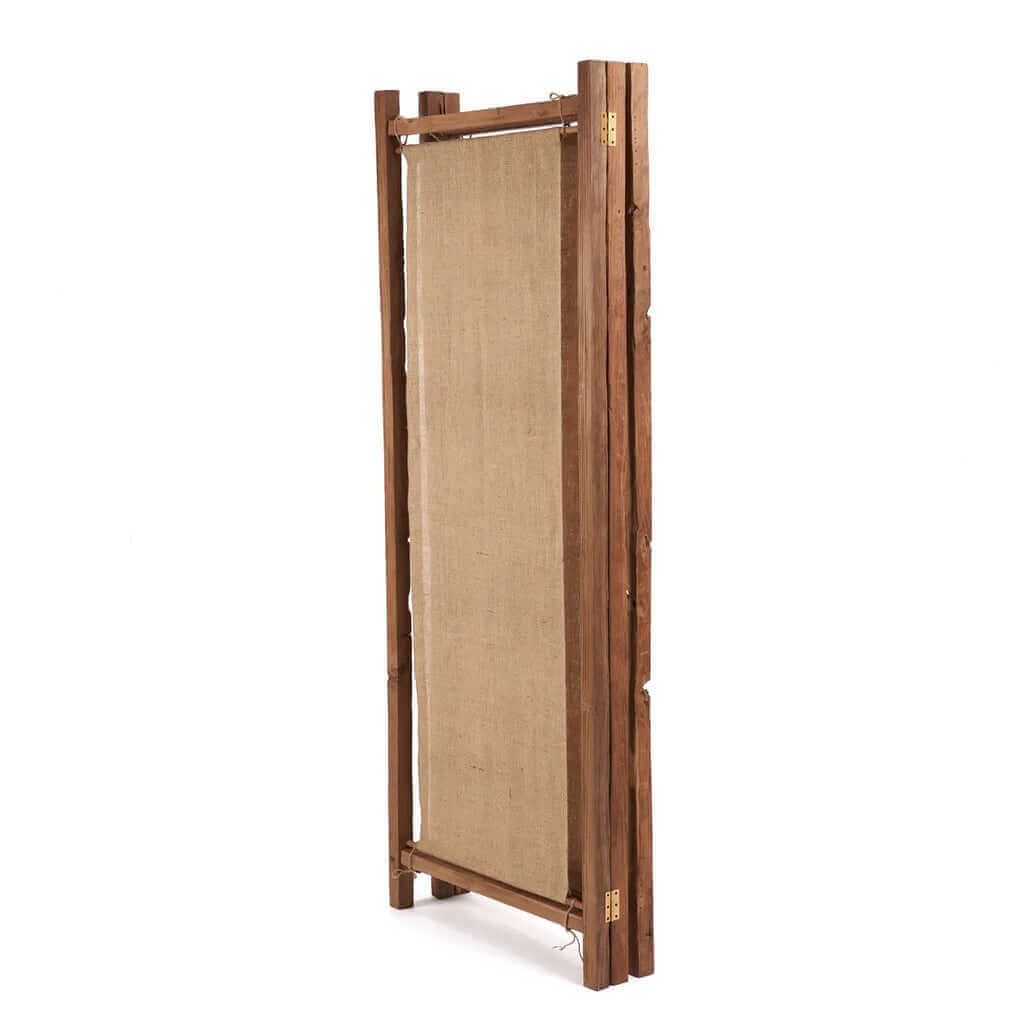 Natuurlijk kamerscherm van gerecycled teakhout en jute, Zenbu Divider, voegt rustieke elegantie toe aan elk interieur.