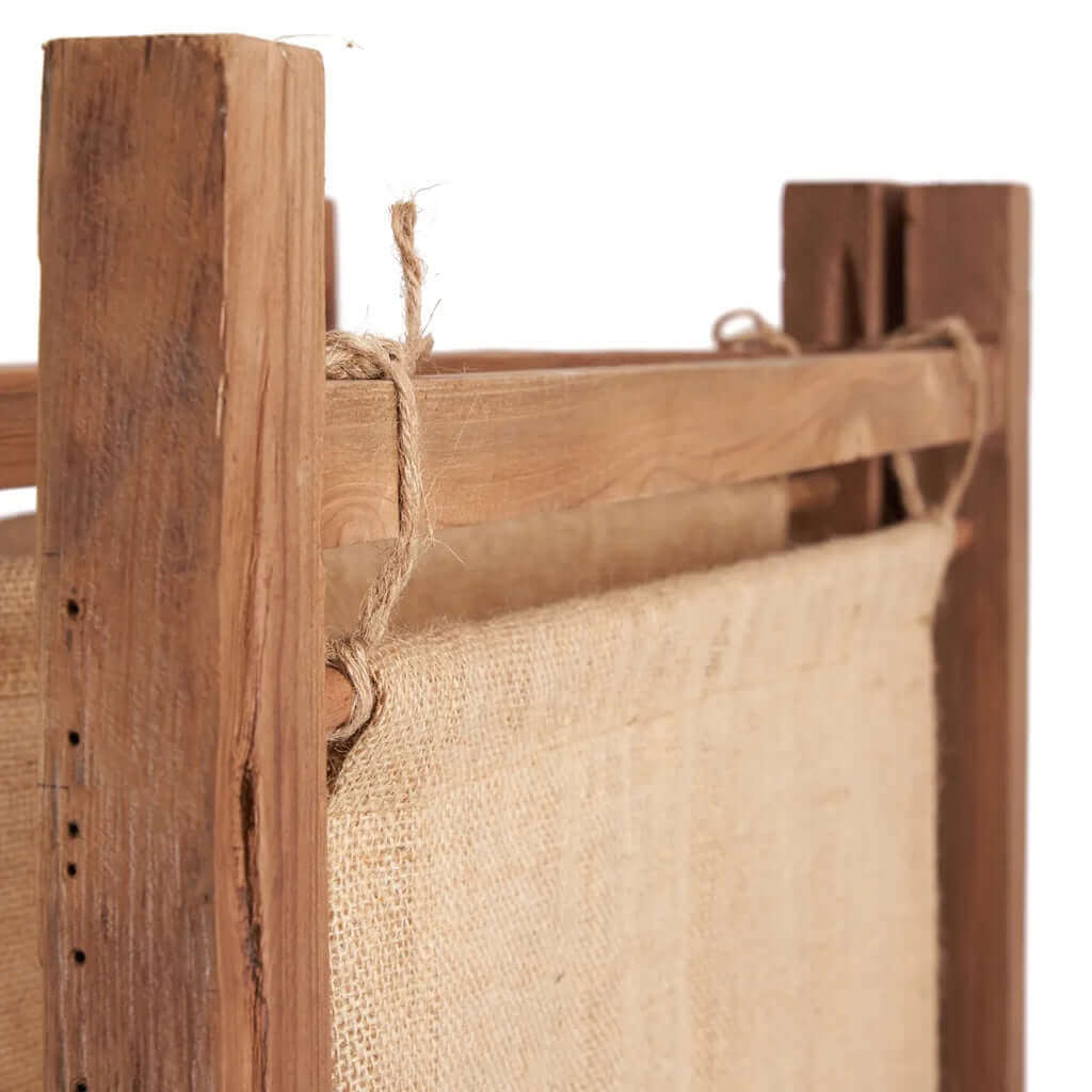 Natuurlijke jute textuur van de Zenbu Divider, gemaakt van gerecycled teakhout voor een eco-vriendelijk ontwerp.