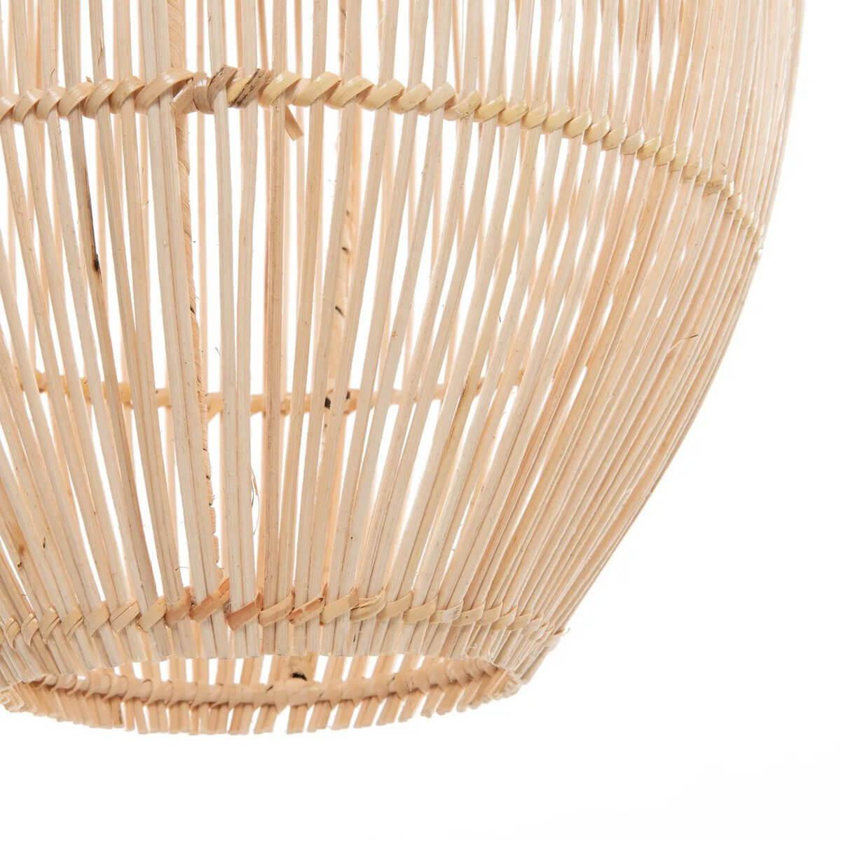 Cilindervormige rotan De Zuri-hanger lamp in naturel, geschikt als hanglamp of vloerlamp, perfect voor sfeerverlichting in huis.