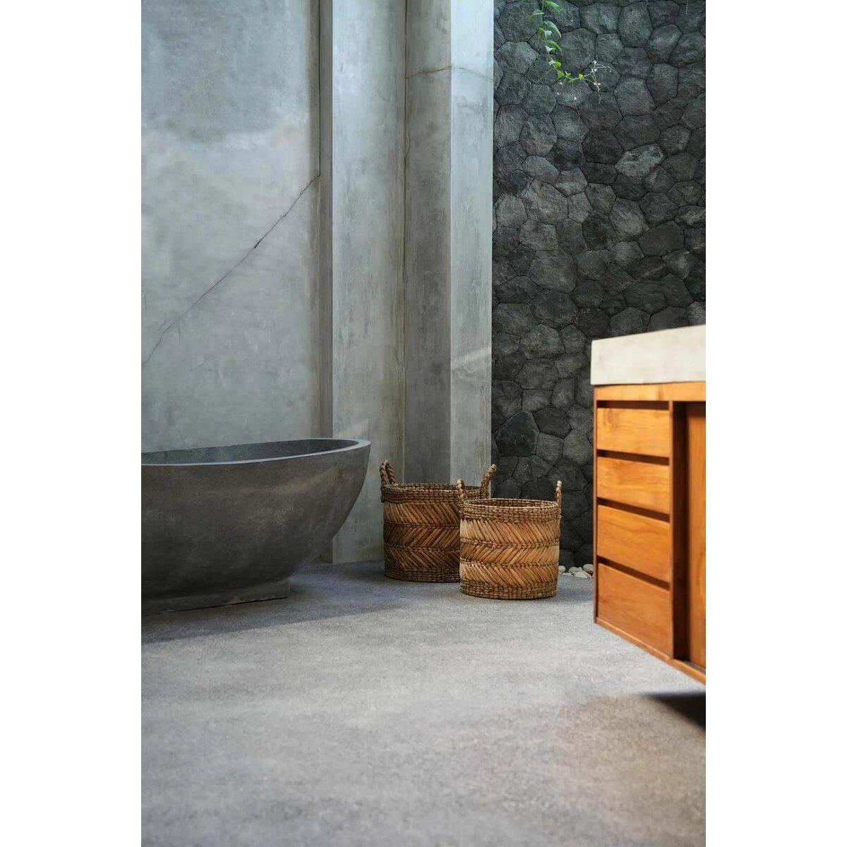 Stijlvolle zigzagmanden van bananenbladeren in een moderne badkamer, ideaal voor opslag of decoratie.