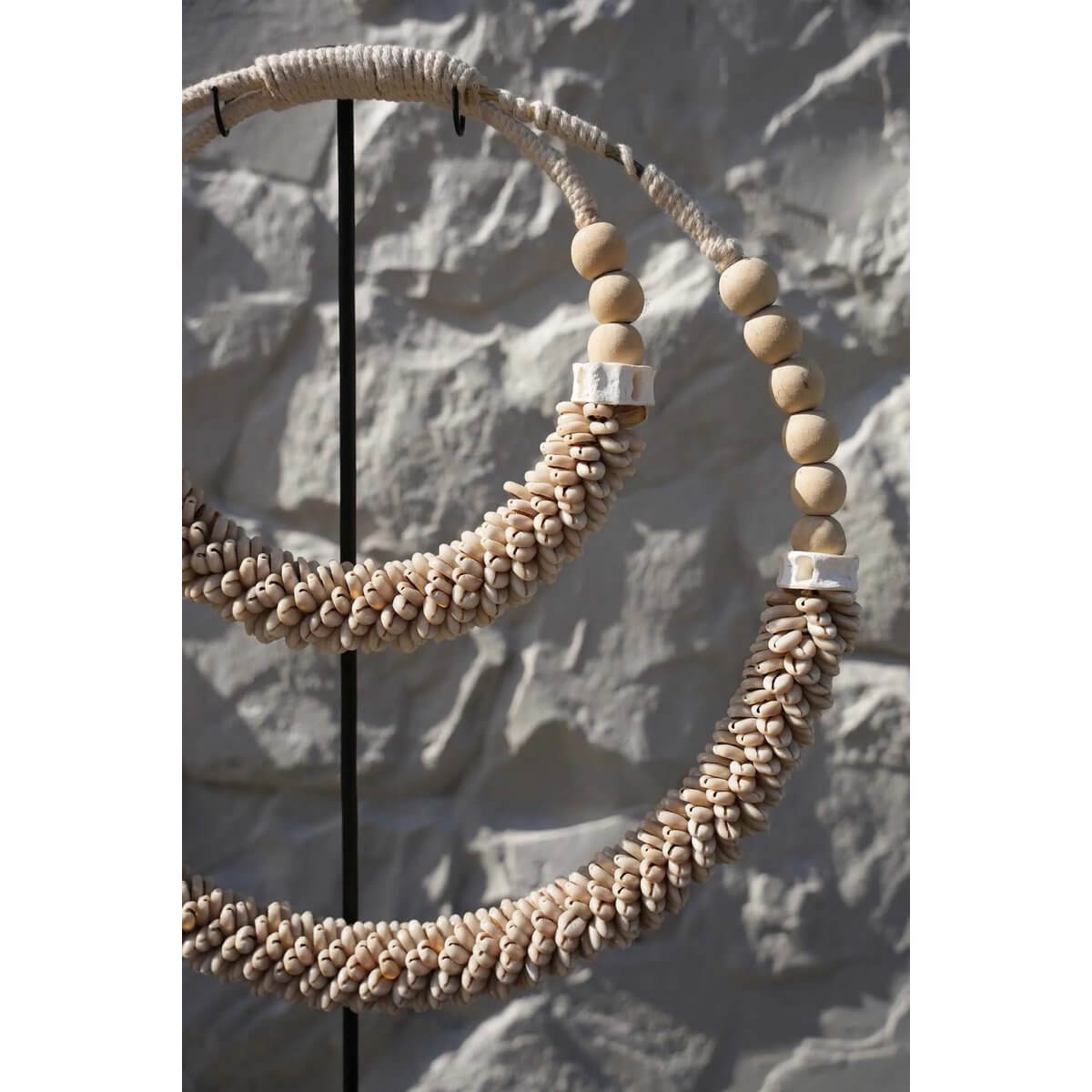 Dubbele schelpketting op standaard met kralen en touw, handgemaakt door Balinese ambachtslieden, perfecte decoratie voor binnen en buiten.