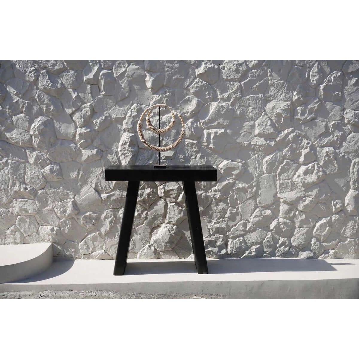 Decoratieve dubbele schelpketting op standaard voor stijlvolle interieurdecoratie, handgemaakt door Balinese ambachtslieden.