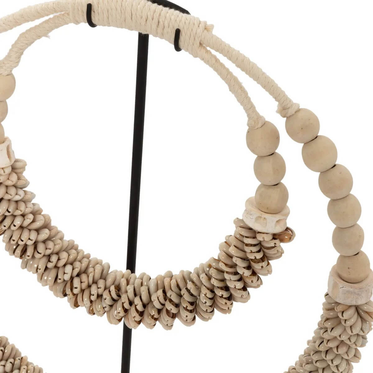 Dubbelschalige ketting op standaard met schelpen en houten kralen, handgemaakt door Balinese ambachtslieden, decoratief object.