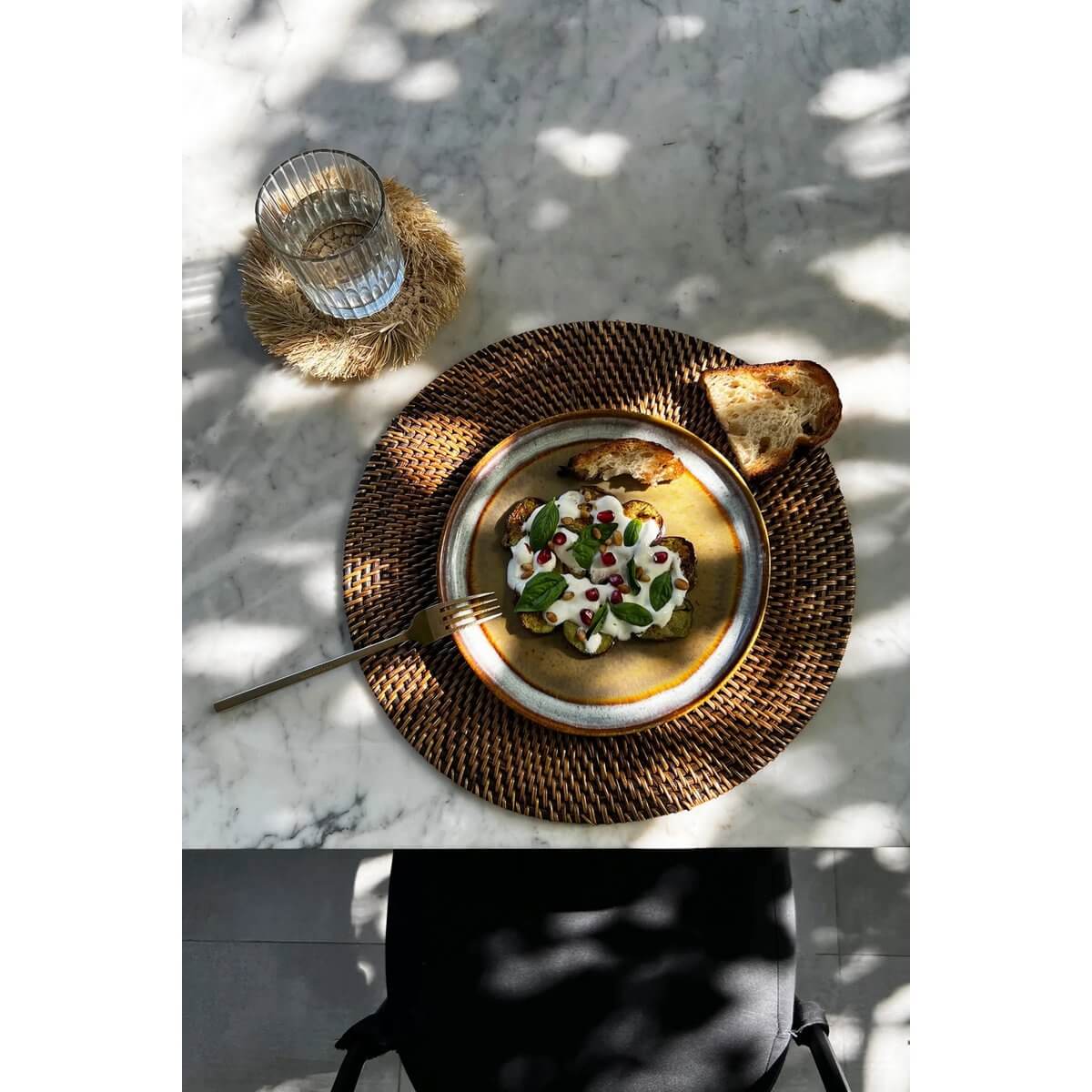 Bohemian koloniale placemat in natuurlijk bruin met een bord en glas, perfect voor stijlvol interieur; door Bazar Bizar Living.