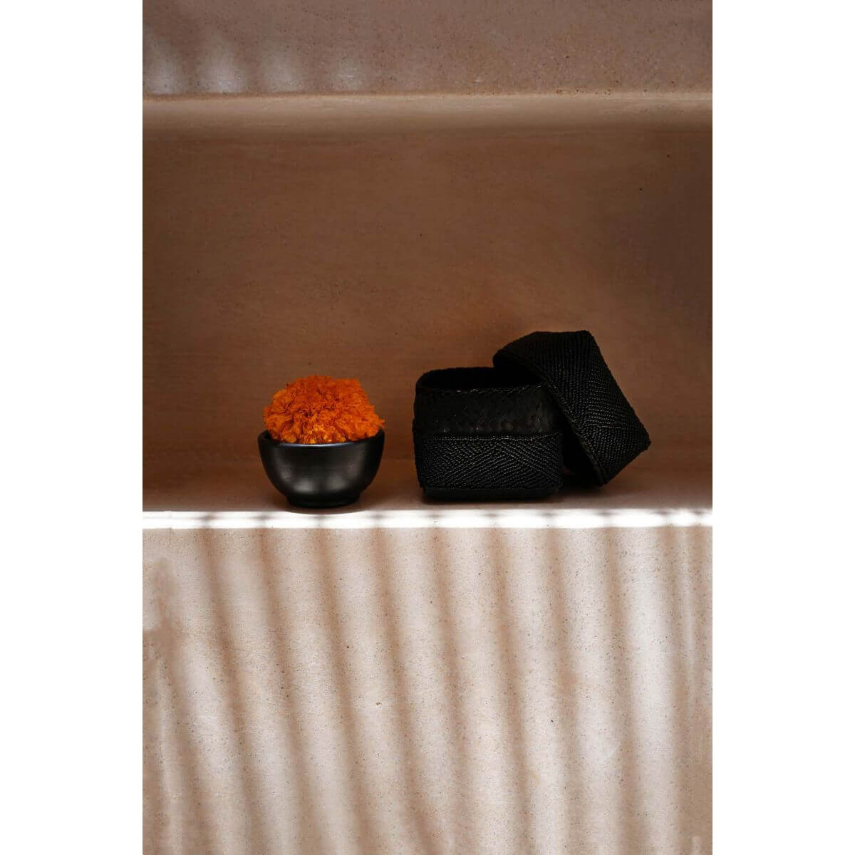 Handgemaakte zwarte kralendoos S, Bali stijl, met decoratieve oranje bloemen. Perfect als geschenkdoos of huisdecoratie.