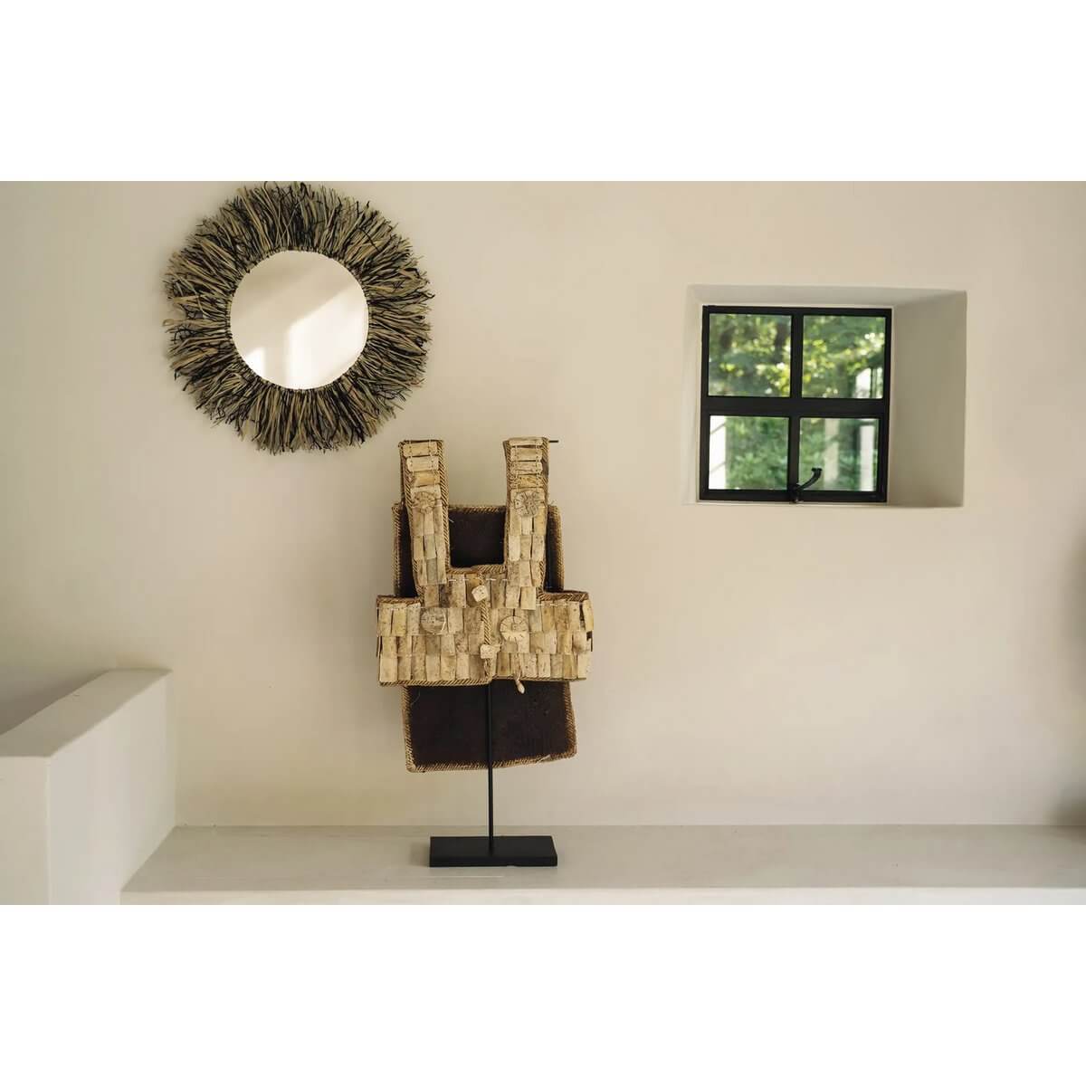 Uniek kunstwerk van buffelbot op standaard, decoratief stuk ideaal voor elke ruimte tegen een moderne muur en ronde spiegel.