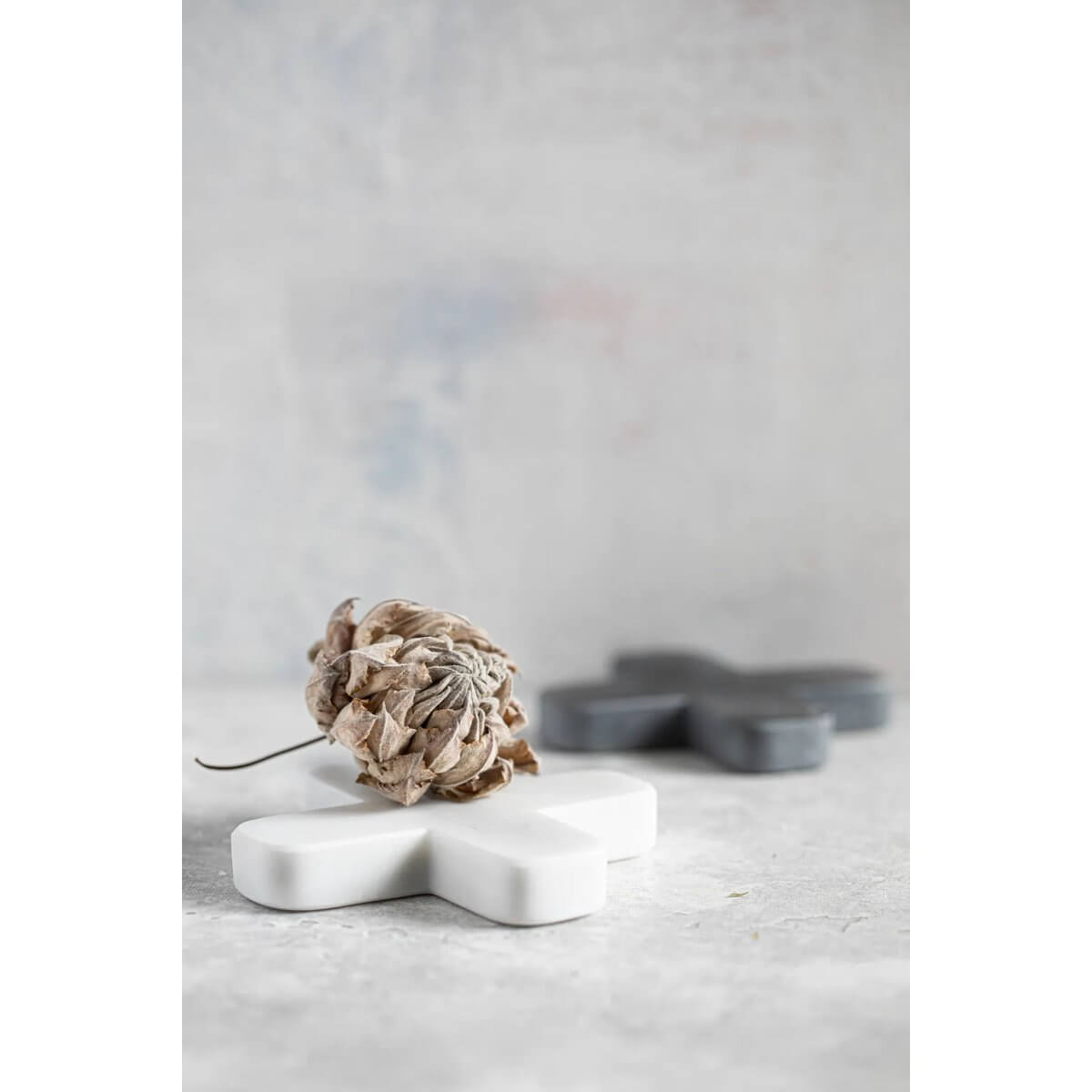 Elegant white marble trivet with a bohemian style, perfect for adding chic touch to any setting. 12cm, 300g, by Bazar Bizar Living.