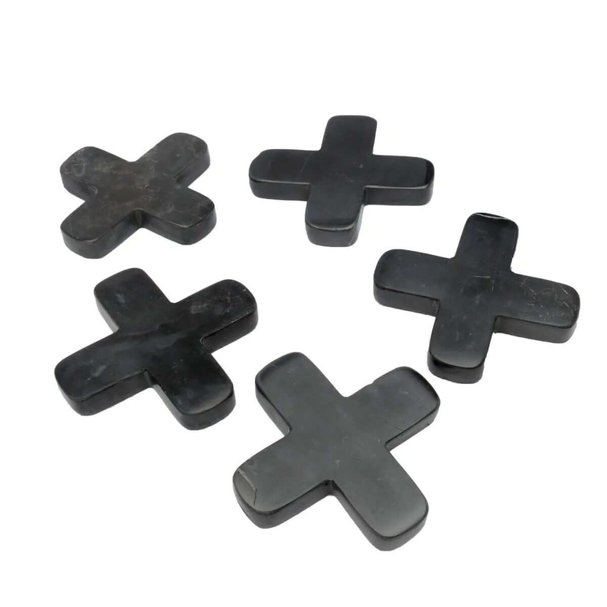 Set van stijlvolle zwarte marmeren pannenonderzetters in kruisvorm, perfect voor een bohemien interieur. Afmetingen: 12x12cm.