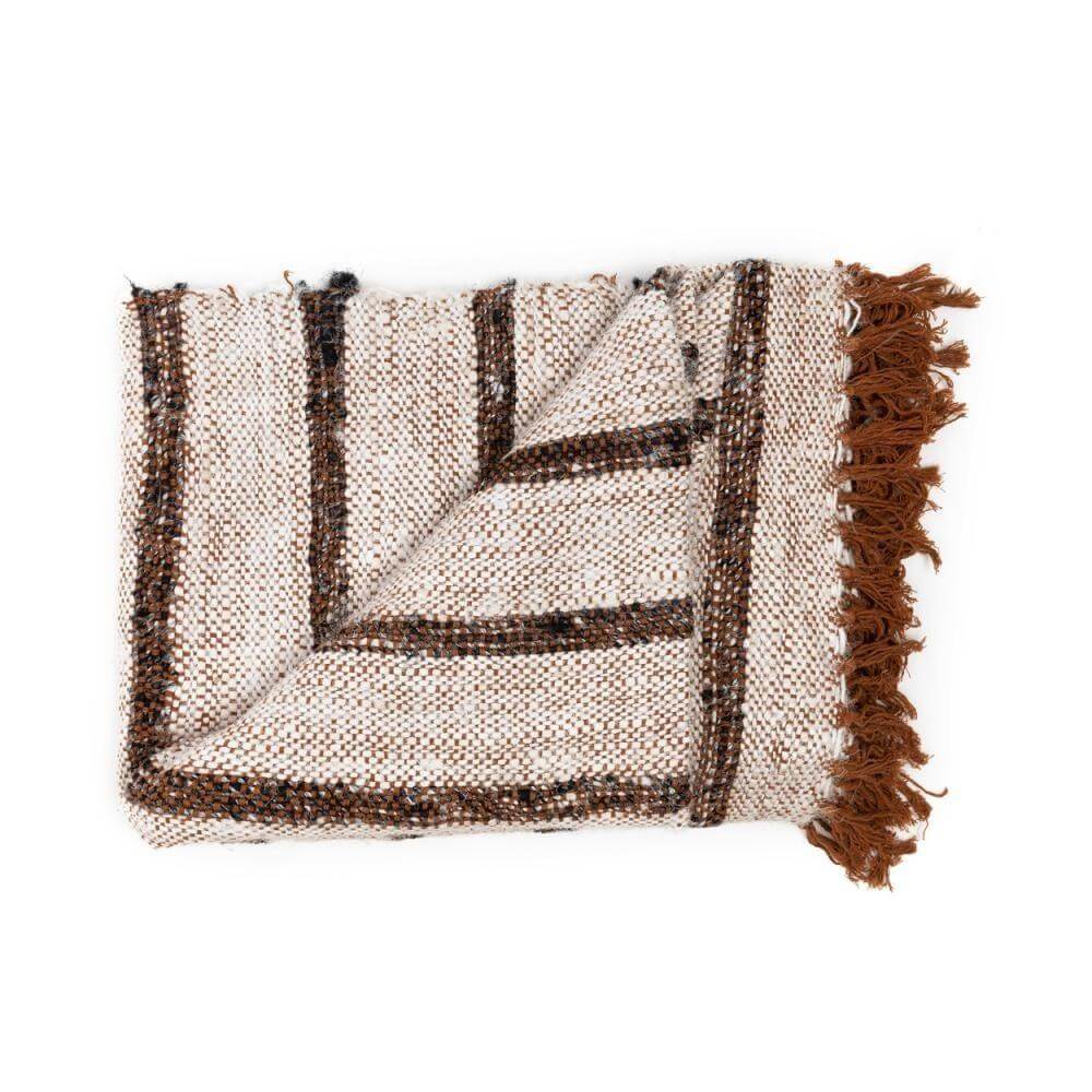 Prachtige handgeweven katoenen plaid met franjes in bohemian stijl, ideaal voor warme sfeer in huis of buiten op koude avonden.