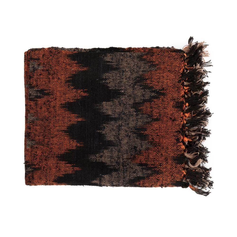 Luxe handgeweven zwart-oranje plaid met franjes en gewafelde structuur, perfect voor een gezellige sfeer in huis of buiten.