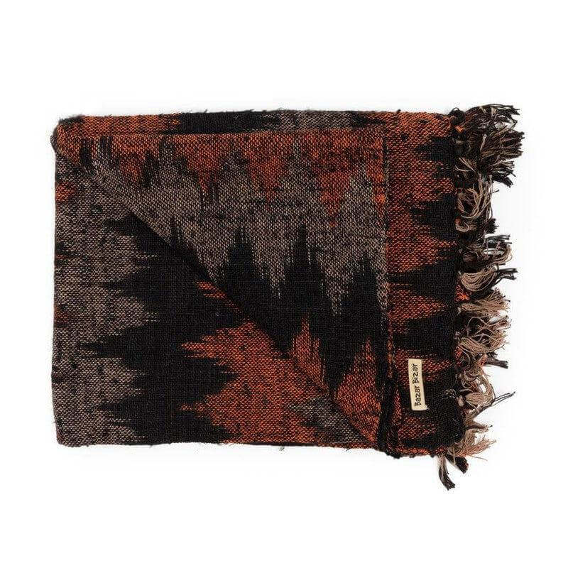 Zwart Oranjekleurige luxe handgeweven plaid met franjes en gewafelde structuur, perfecte aanvulling voor warme en gezellige interieurs.