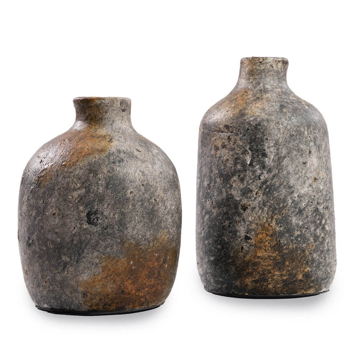 Antiek grijze terracotta vaas van Bazar Bizar Living, handgemaakt met Bohemian charme en rustieke elegantie, 13x24cm.