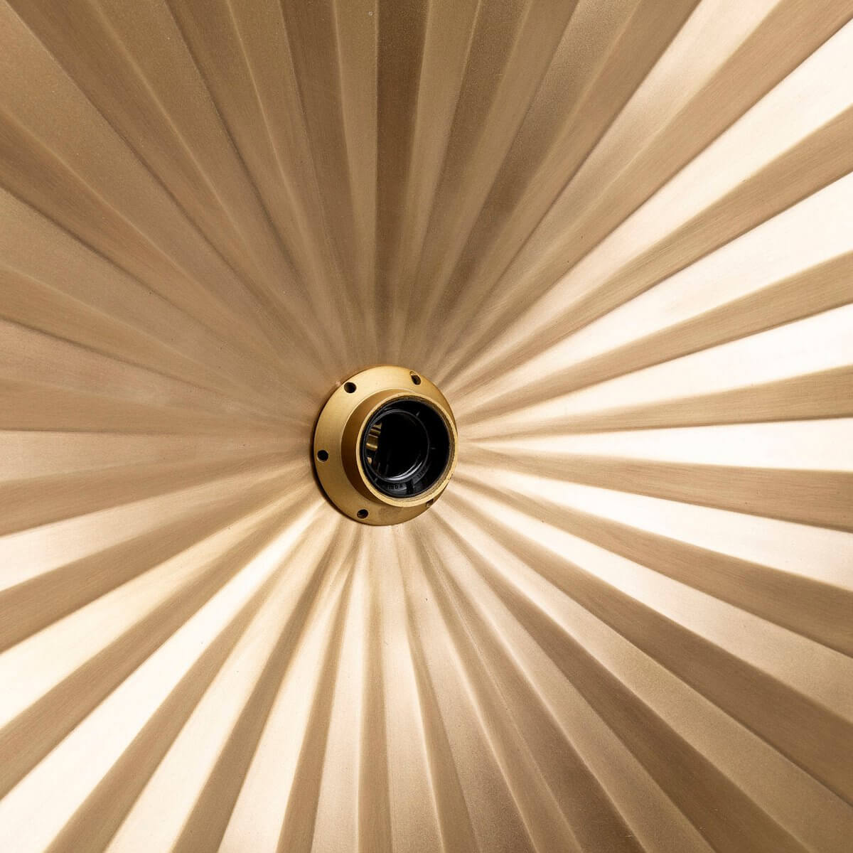 Close-up of the De Tsijn Tsjin bohemian wall lamp in brass, showcasing elegant handcrafting and design by Bazar Bizar Living.