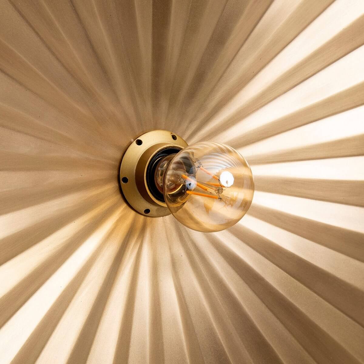Bohemian style Tsijn Tsjin wall lamp in brass, showcasing craftsmanship and elegance. Ideal for adding a natural touch to your decor.