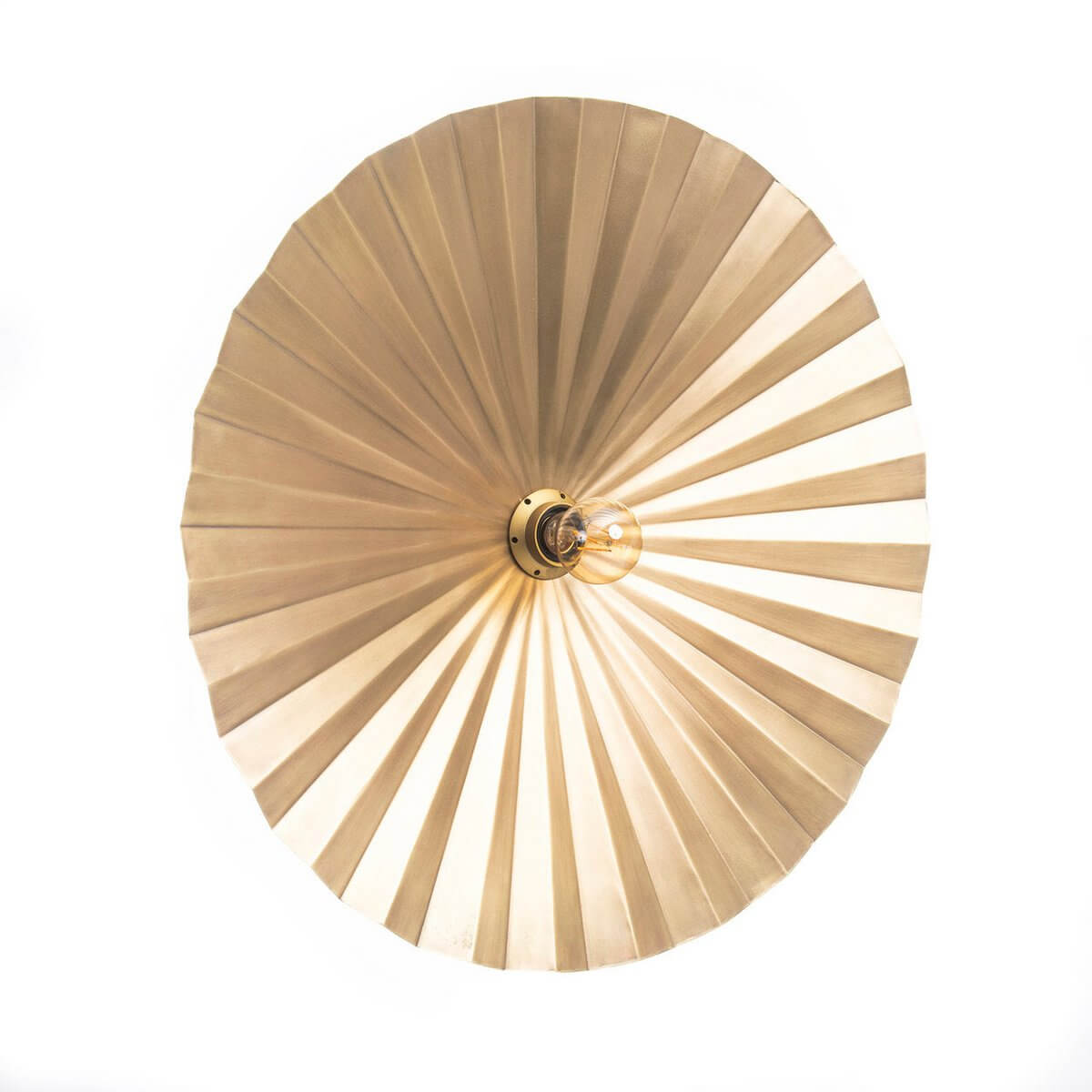 Bohemian Tsijn Tsjin wall lamp in brass by Bazar Bizar Living, showcasing handcrafted elegance and natural charm.