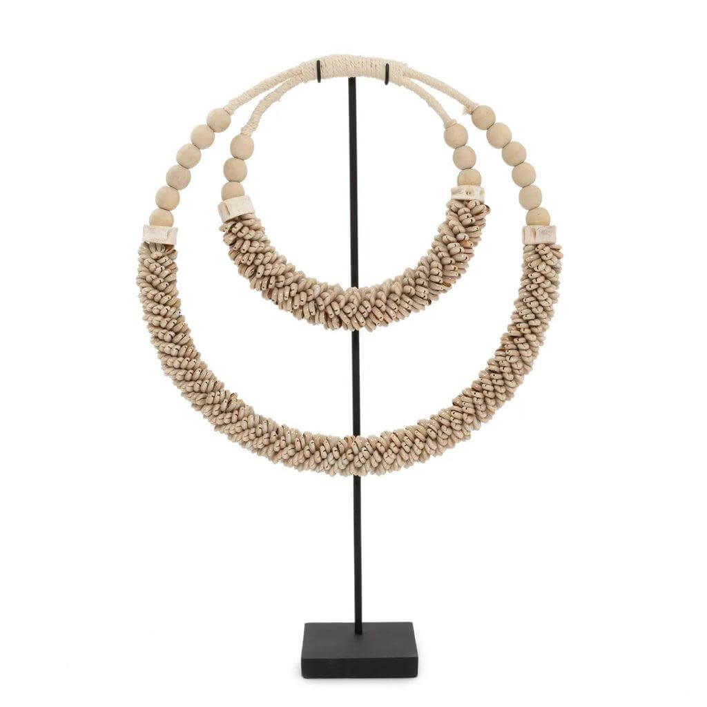 Dubbele halsketting met schelpen op standaard, gemaakt door Balinese ambachtslieden, ideaal voor huisdecoratie. Kleur: natuurlijk.