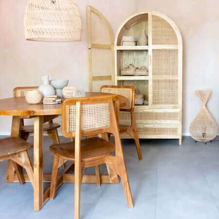 Retro eetkamerstoel met webbing in houten interieur, nostalgisch design voor vintage uitstraling.