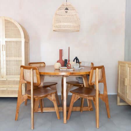 Retro eetkamer met houten stoelen en webbing, perfect voor vintage interieurstijlen.