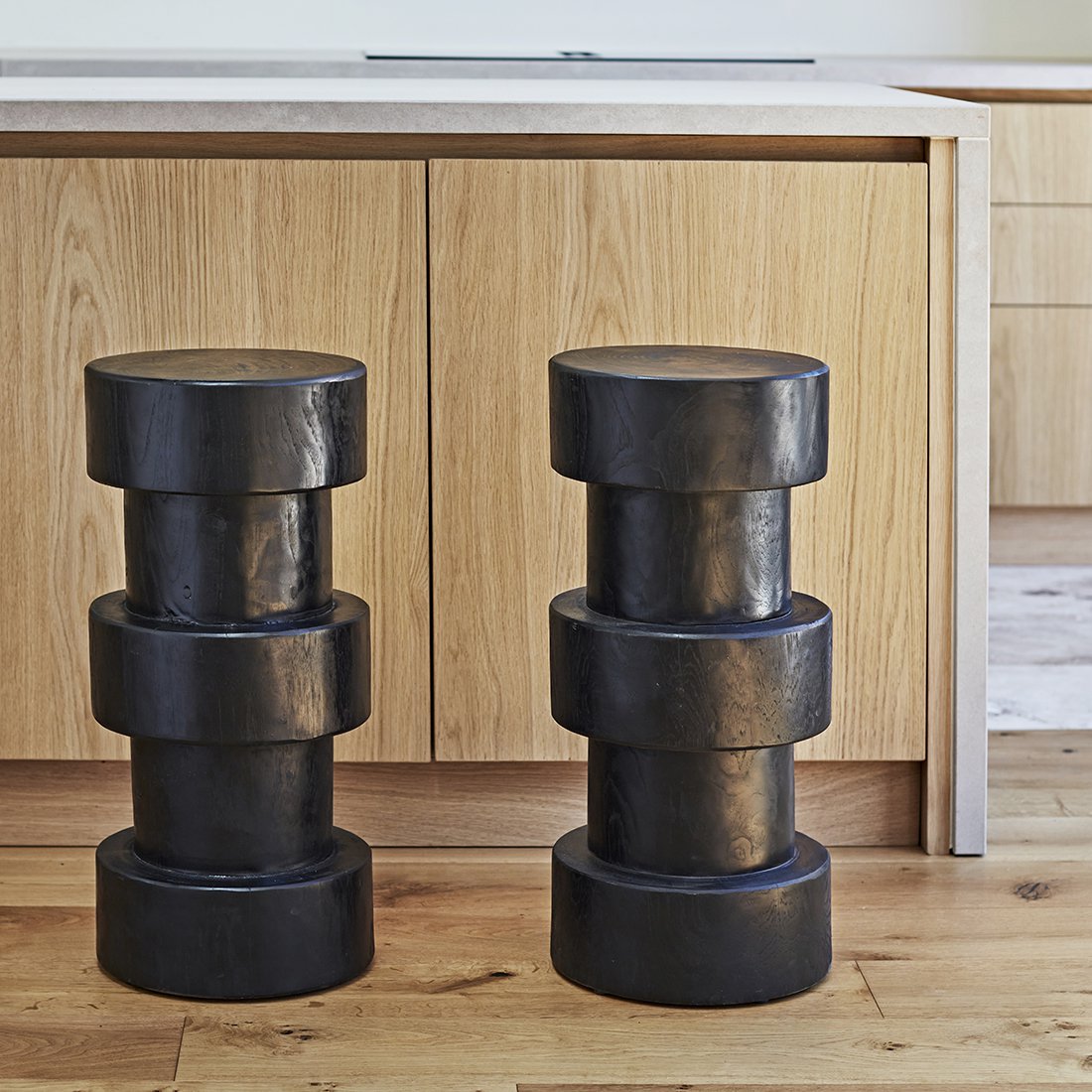 Forma barkruk Totoma zwart-Raw Materials-Ik Hout ervan.