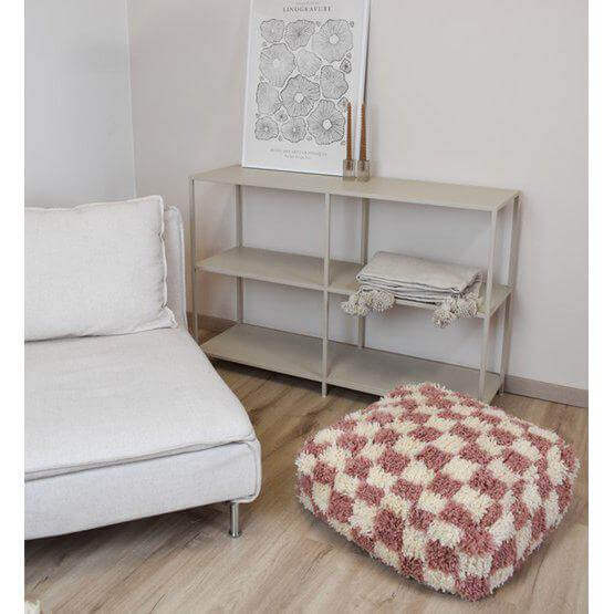 Marokkaans geruit vloerkussen in roze en wit, handgemaakt en elegant, perfect voor moderne woonruimtes.