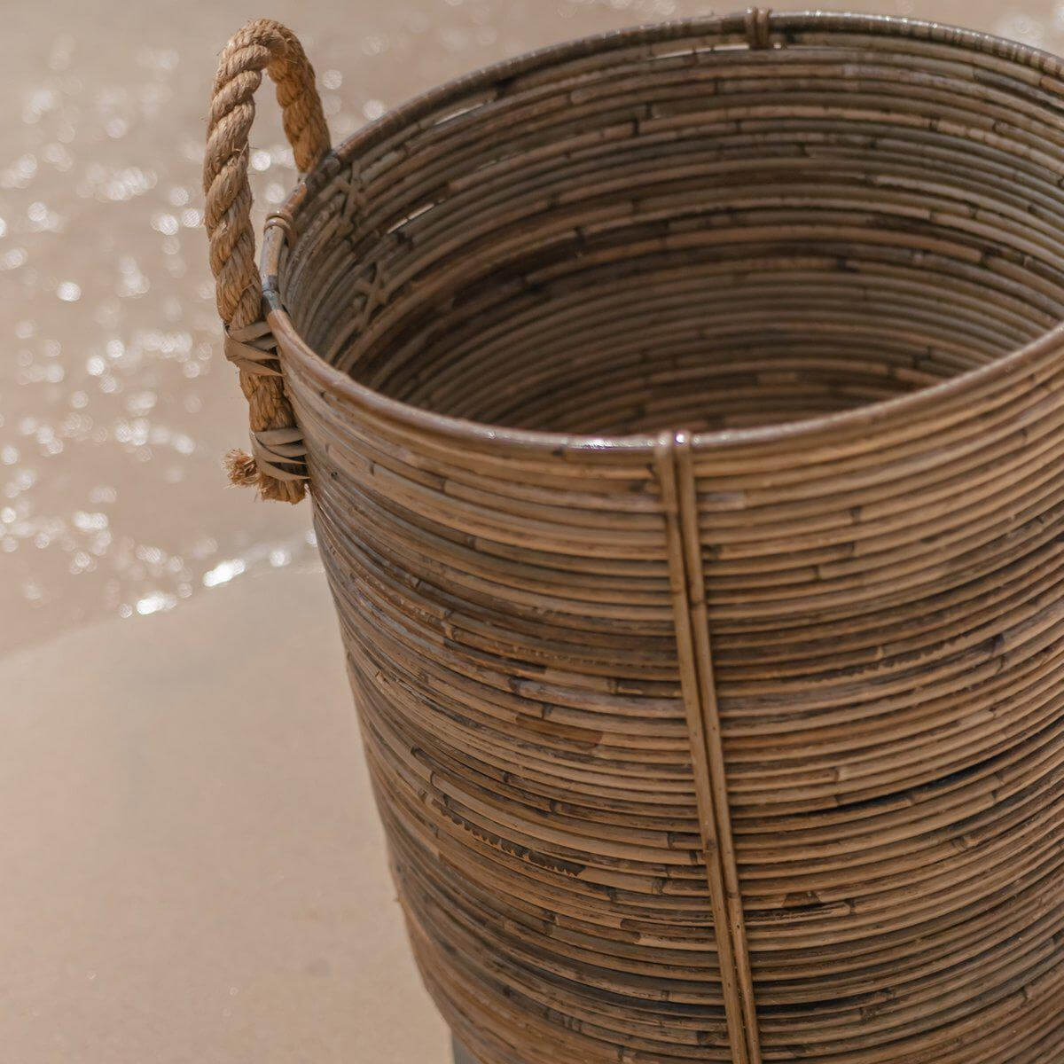 Grote Boho rotan mand Otere op strand, stijlvol en praktisch voor opbergen. Natuurlijke vezels passen in ieder interieur.