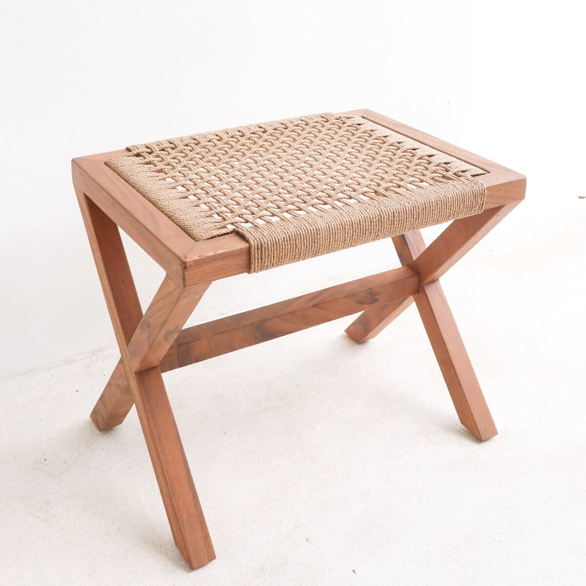Stijlvolle beige kruk INDRA van Trembesi hout met geweven gerecycled papier zitting. Perfect voor duurzaam interieurinrichting.