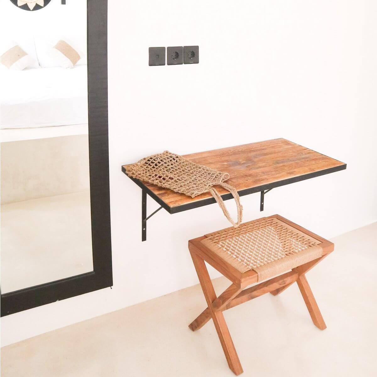 Stijlvolle INDRA kruk van Trembesi hout met een beige zitvlak van gerecycled papier, ontworpen voor een duurzaam en modern interieur.