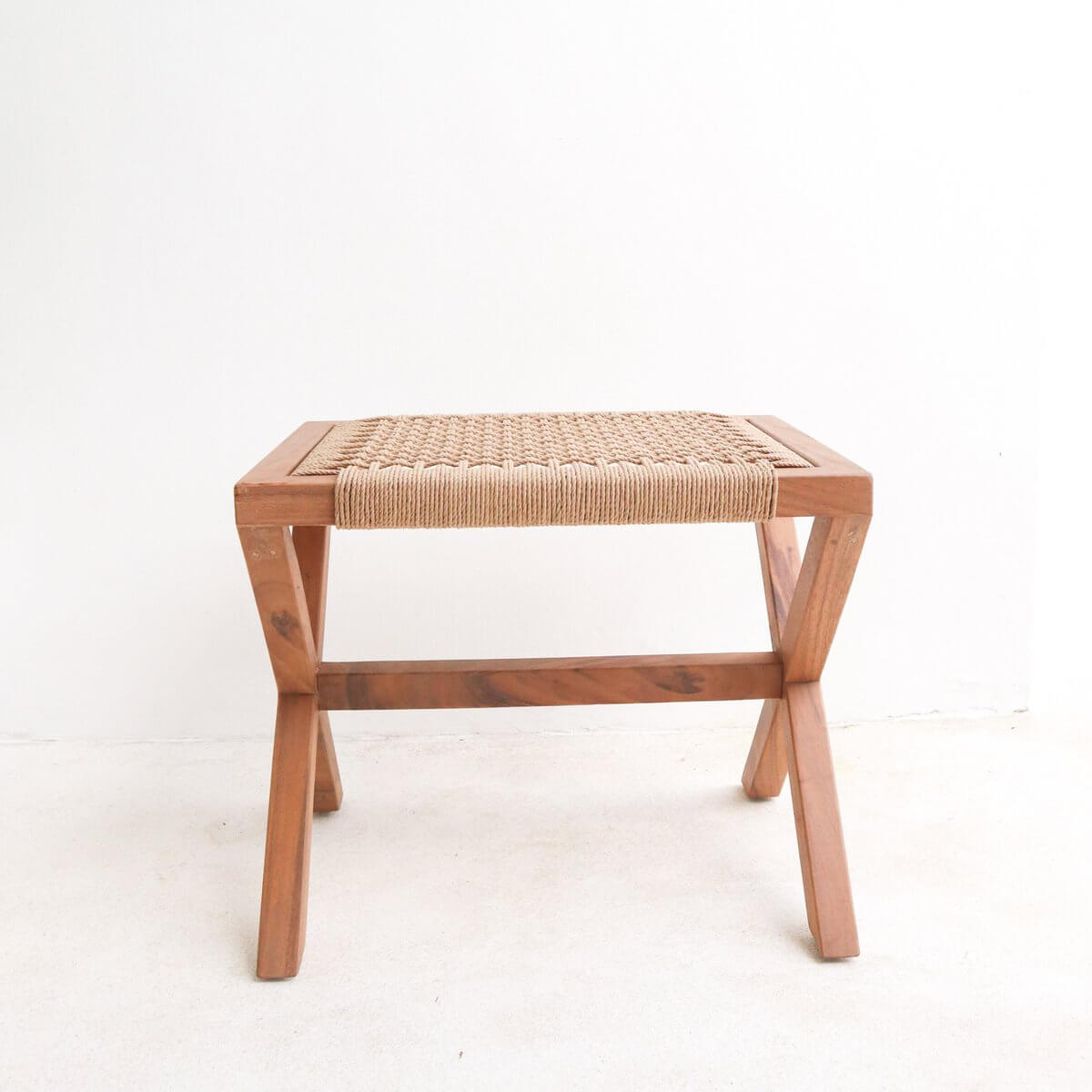 Grote houten kruk INDRA in beige, gemaakt van Trembesi hout met een zitvlak van geweven gerecycled papier, stijlvolle en duurzame keuze.