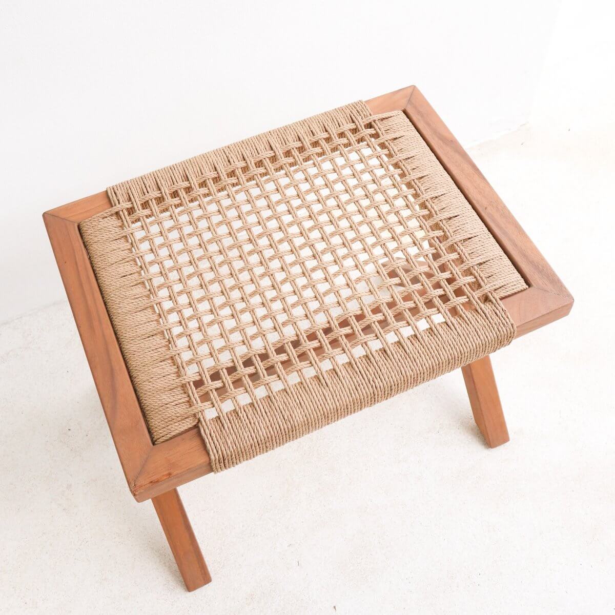 Grote houten kruk INDRA in beige Trembesi hout met zitvlak van geweven gerecycled papier, stijlvol en duurzaam design.