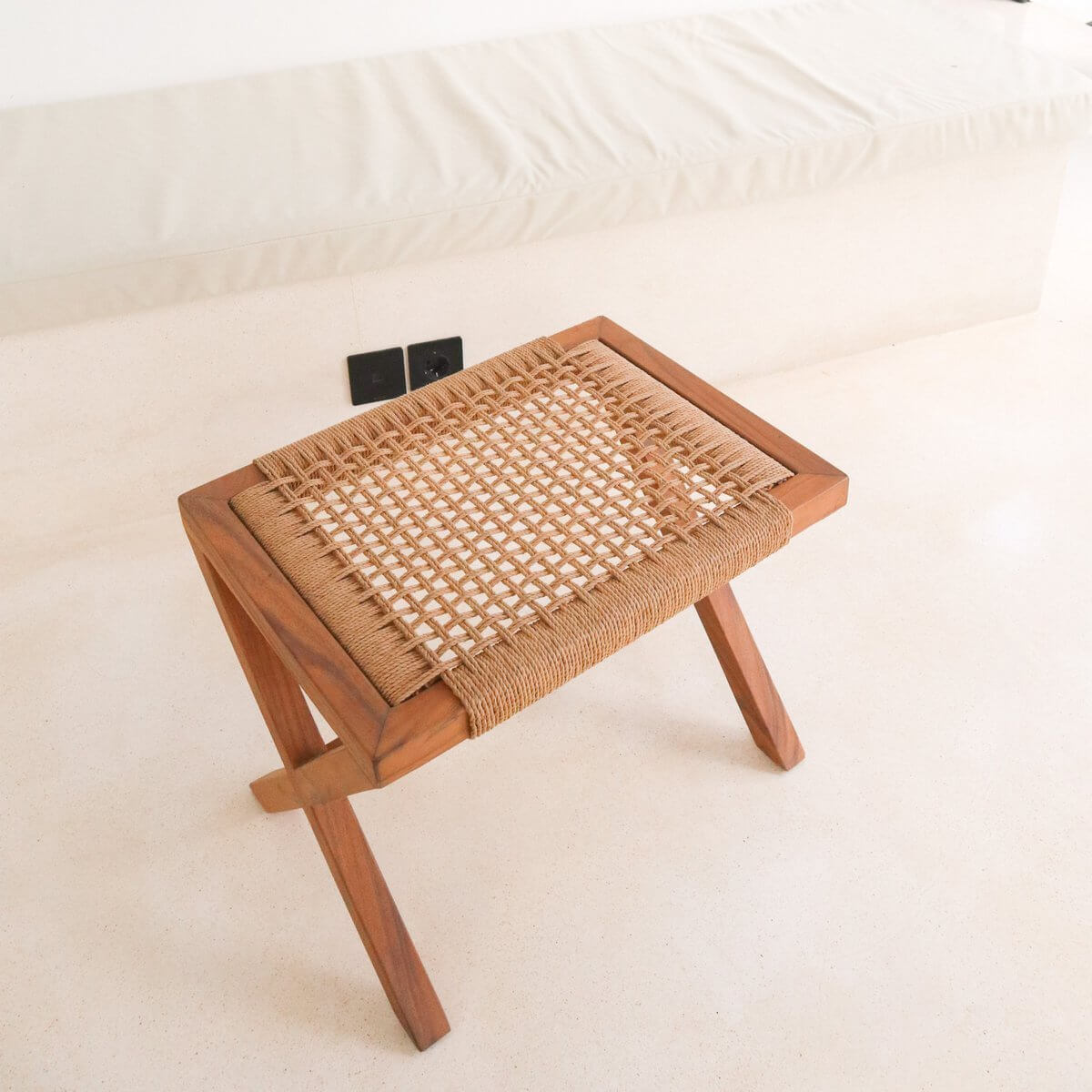 Grote houten kruk INDRA, beige Trembesi hout met geweven gerecycled papier zitvlak, uniek en stijlvol design voor elk interieur.