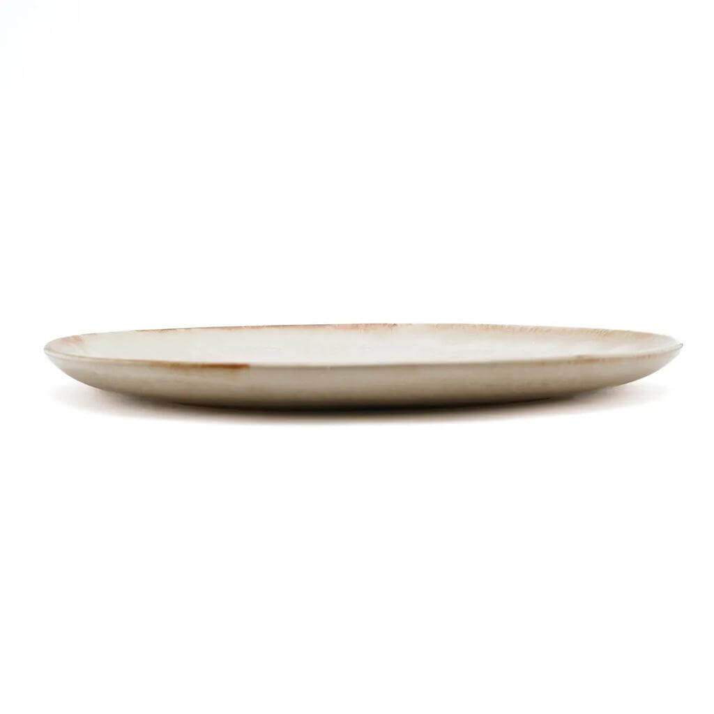 Wit Cascais dinerbord met vleugje geel, perfect voor brunch en diner, handgemaakt Portugees keramiek met unieke kleurschakeringen.