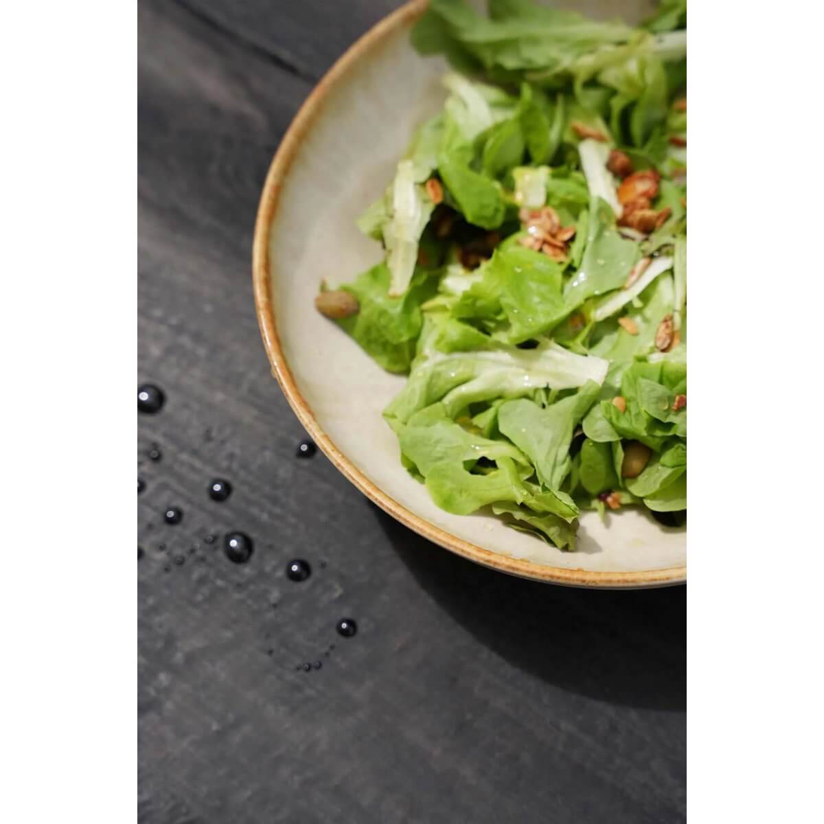 Portugees wit keramisch bord met salade, perfect voor sfeervol dineren, brunch of zomerse picknick.